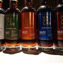 Lade das Bild in den Galerie-Viewer, Mehrere Kavalan-Single-Malt-Whiskyflaschen in unterschiedlichen Varianten mit farbigen Etiketten in Grün, Rot und Blau